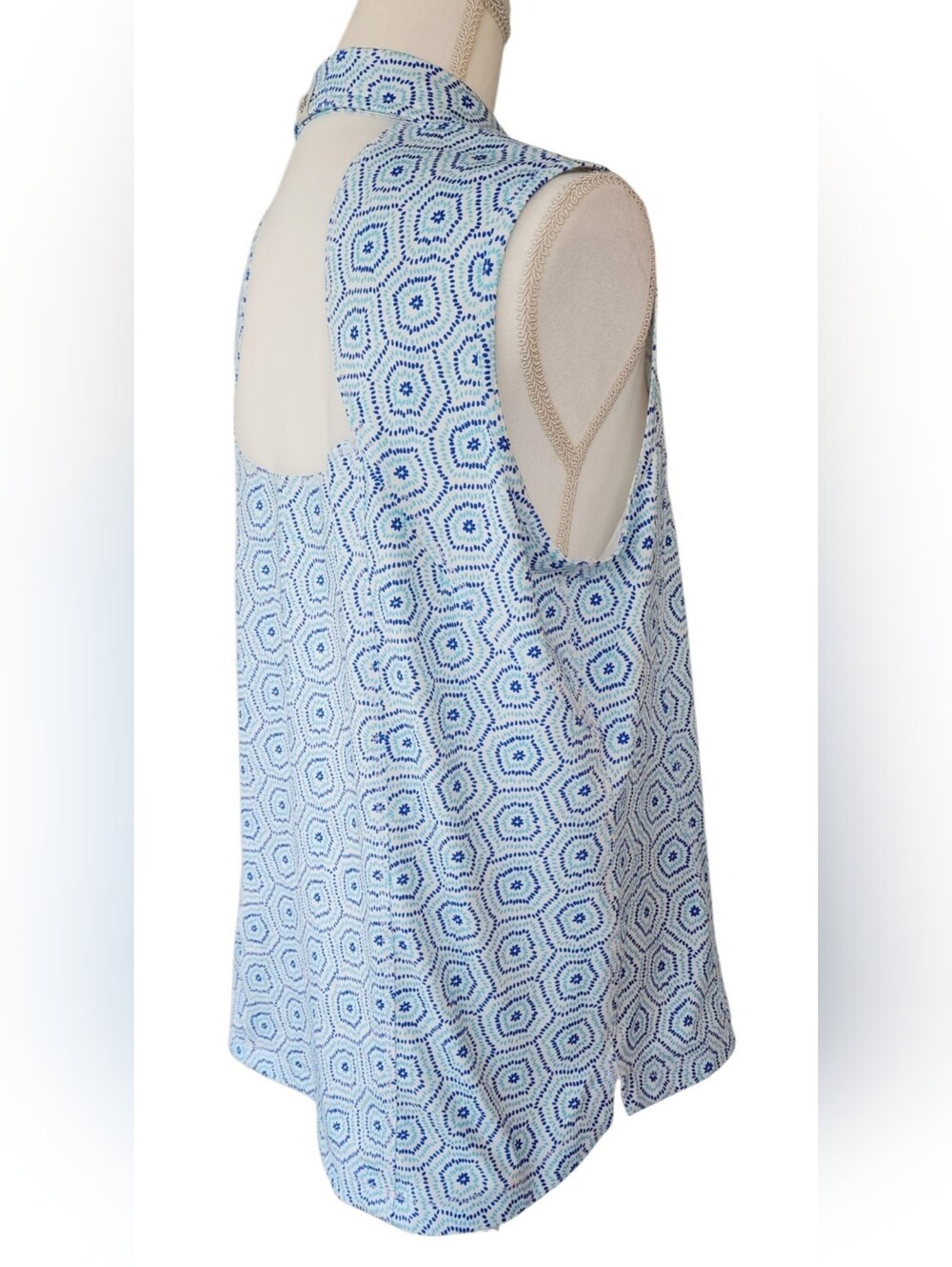Belyn Key Light Blue Hexagon Print Sleeveless Polo - Picture 4 of 11